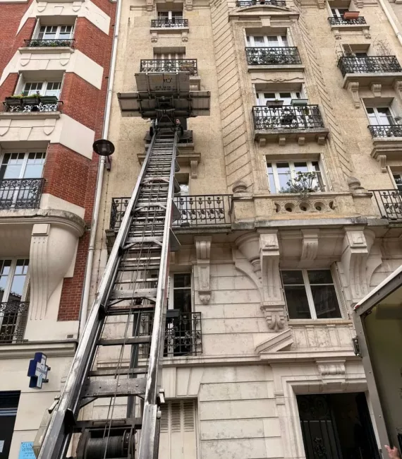 Monte-meubles Paris